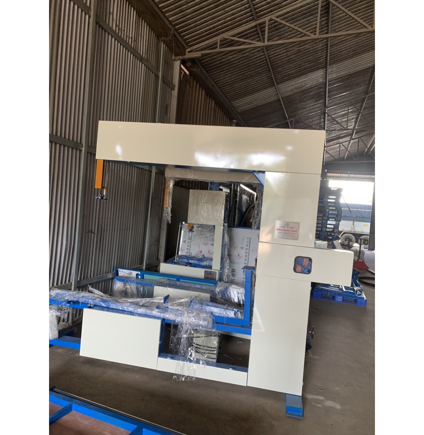 Máy cắt mút đứng 